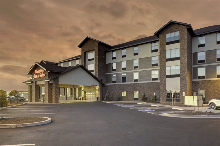 Hampton Inn & Suites Flagstaff Hotel Exterior at Dusk
