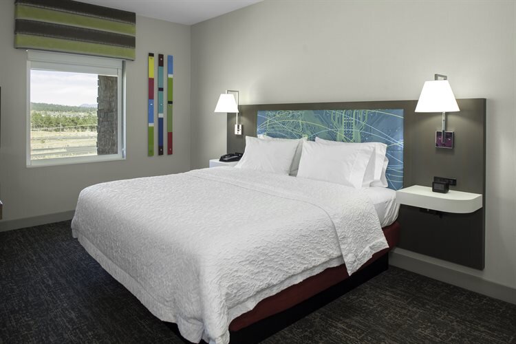 Hampton Inn & Suites Flagstaff Hotel Room Interior