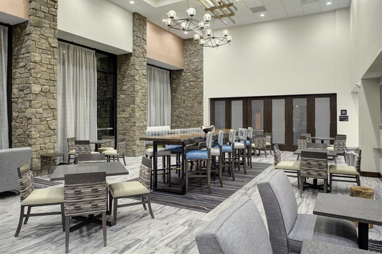 Hampton Inn & Suites Flagstaff Hotel Dining Area